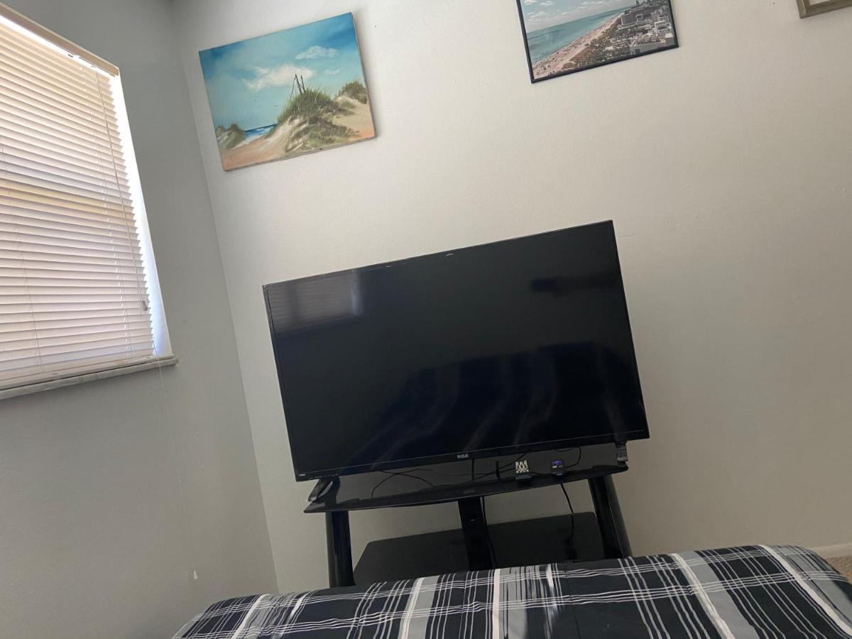 Private Room In A 2 Bedroom 1 Bathroom Shared With Host, On The Beach, Surrounded By Resorts, Only 2 People Max 세인트피트비치 외부 사진