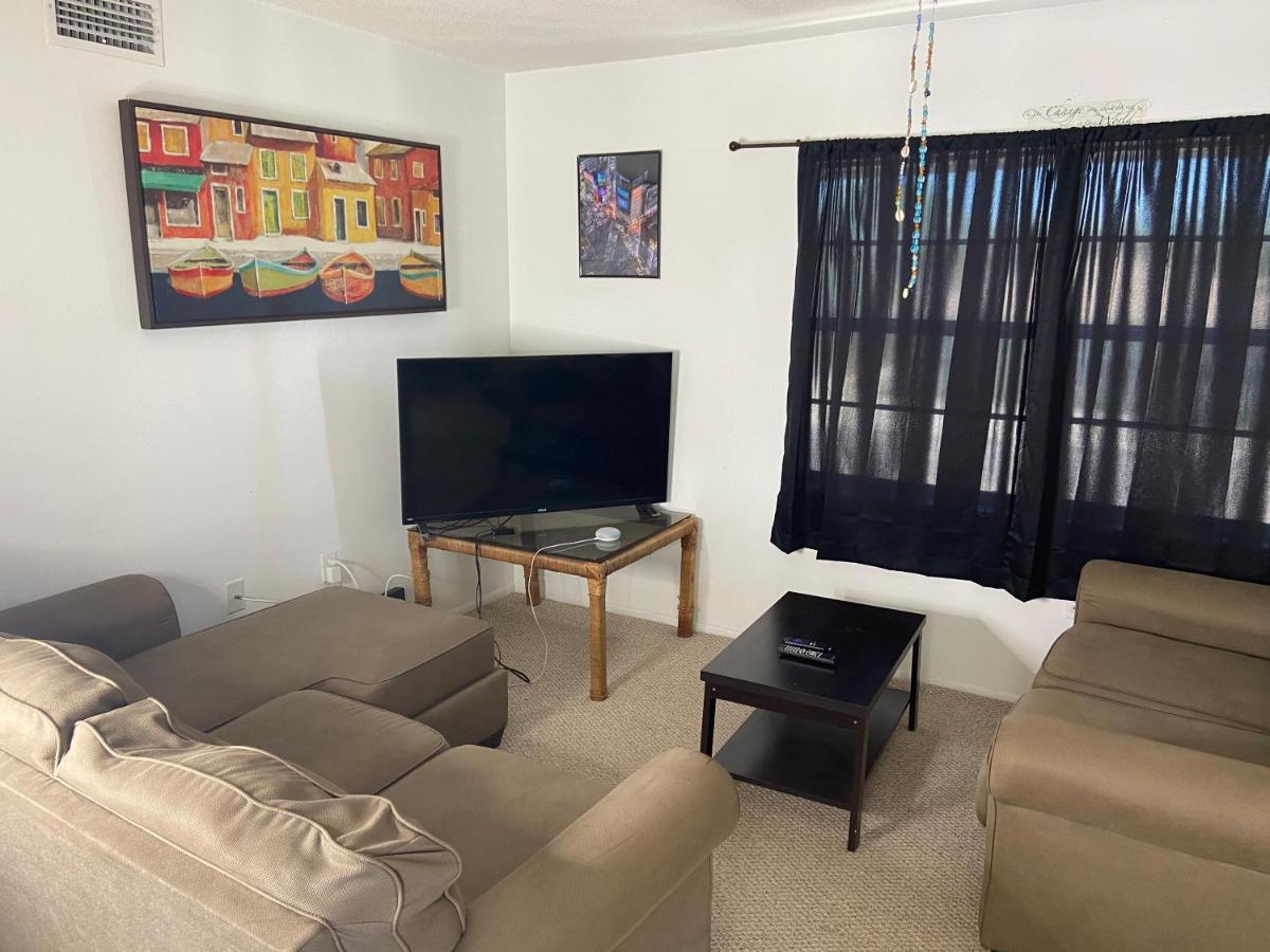 Private Room In A 2 Bedroom 1 Bathroom Shared With Host, On The Beach, Surrounded By Resorts, Only 2 People Max 세인트피트비치 외부 사진
