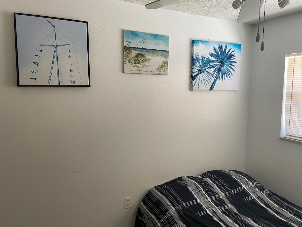 Private Room In A 2 Bedroom 1 Bathroom Shared With Host, On The Beach, Surrounded By Resorts, Only 2 People Max 세인트피트비치 외부 사진